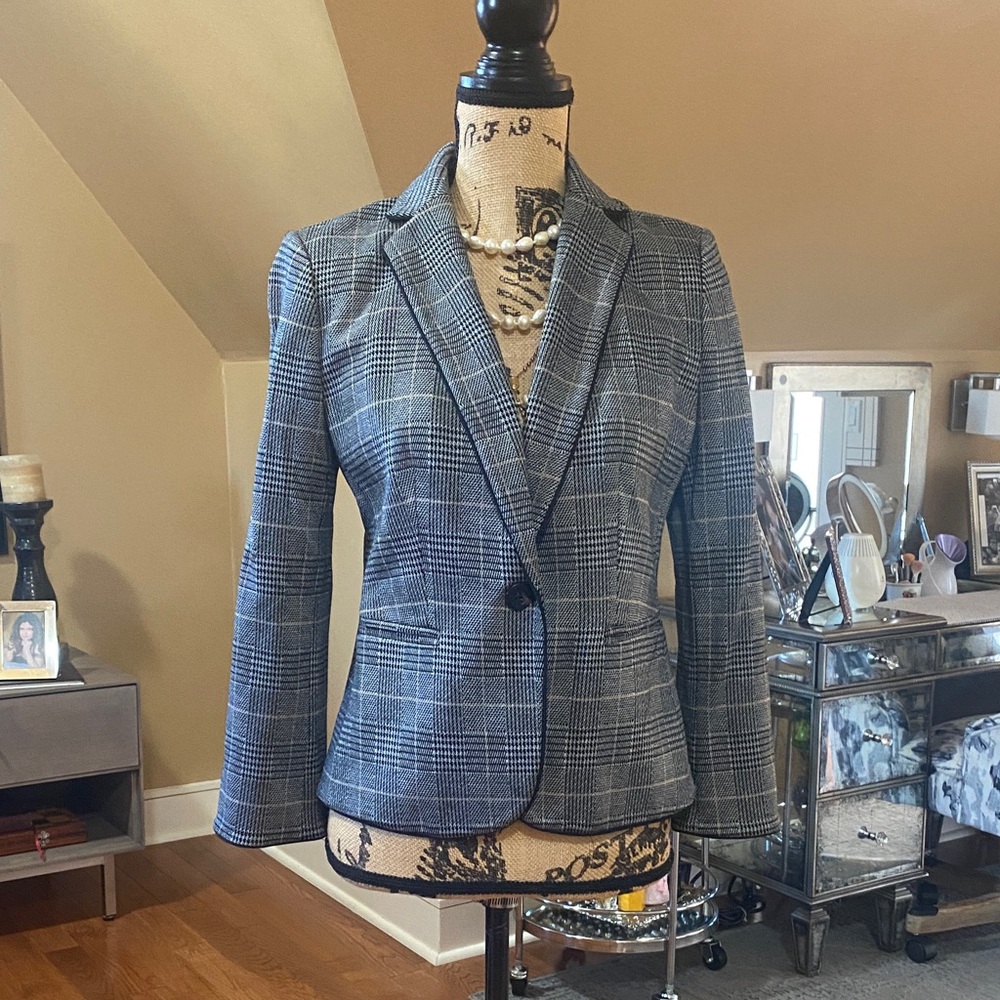 Ann Taylor Black and Gray Plaid Blazer Sz 8P. NWT. PTP 18"